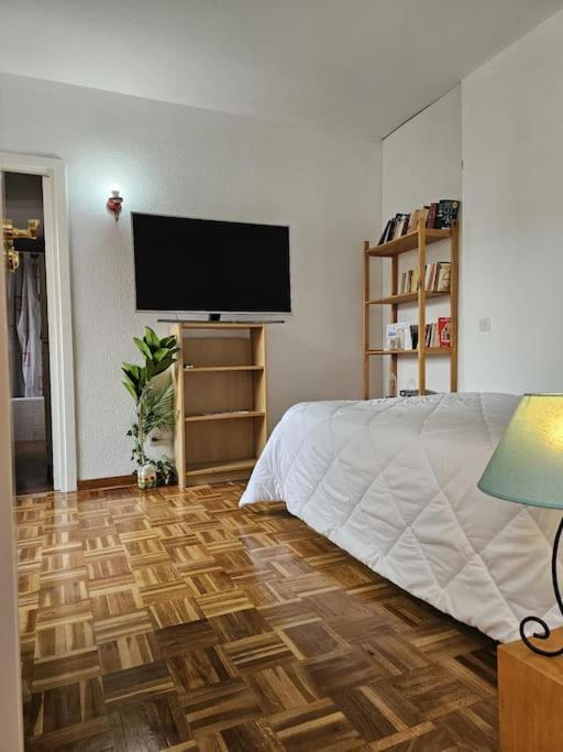 Habitación en casa particular Condestable Madrid